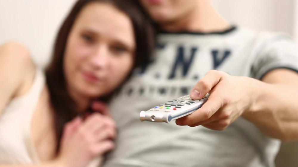 Brünette Schlampe betet den pochenden Schwanz eines jungen Hengstes auf der Couch an: Ansehen auf EroticOnly.DE